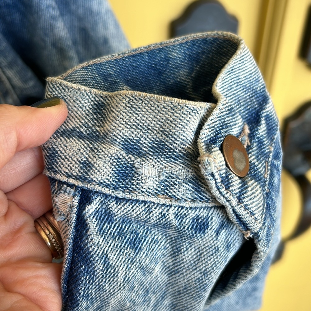 VINTAGE Jean jacket! 💕🖤⭐️ - Picture 9 of 13
